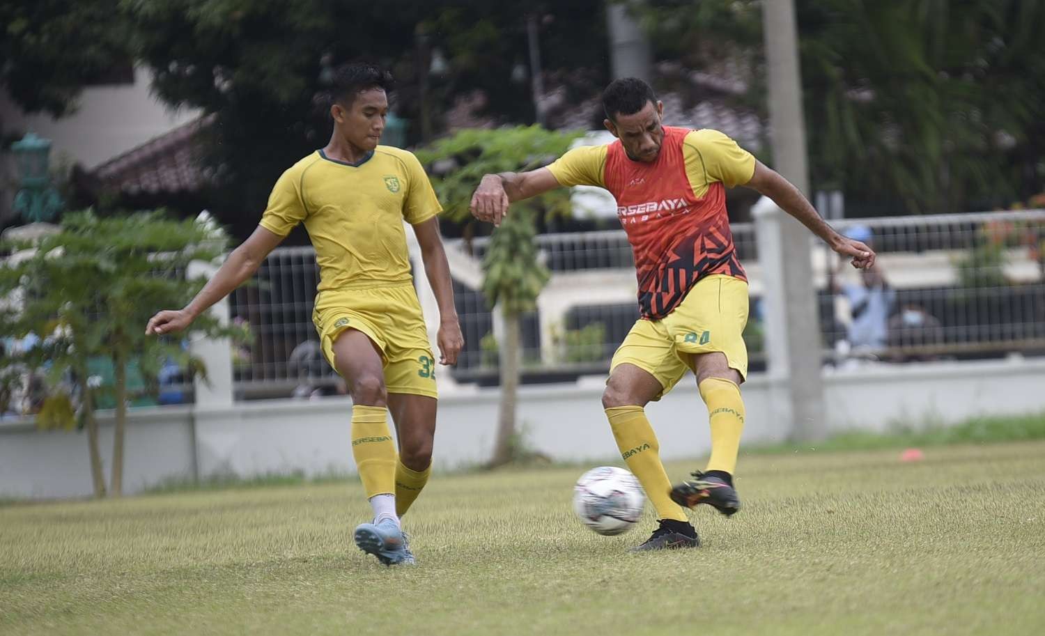 Striker Persebaya, Jose Wilkson (kanan) saat mengikuti latihan tim. (Foto: Istimewa)