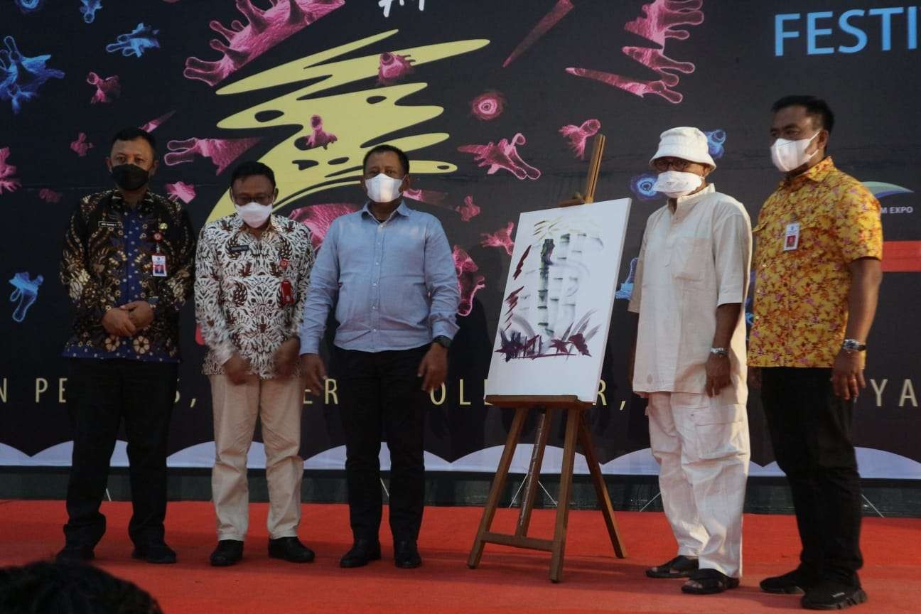 Pasar Seni Lukis Indonesia (PSLI) 2021, digelar di Jatim Expo, dibuka Plh Sekdaprov Jawa Timur, Heru Tjahjono. Tampak, M Anis (berbusana dan topi putih), Kepala Pasar. (Foto: Gentong for Ngopibareng.Id)