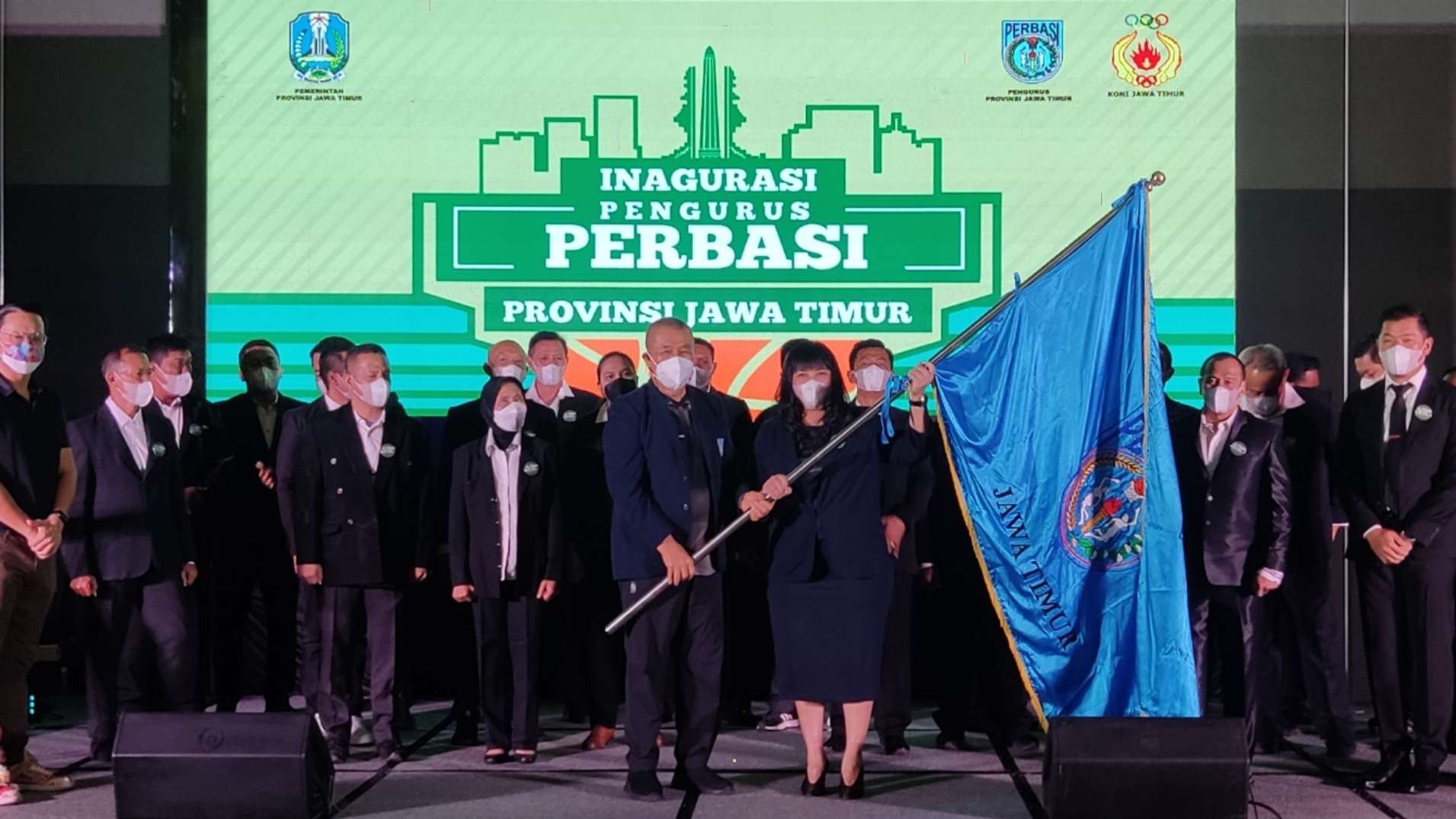 Ketum PP Perbasi, Danny Kosasih memnyerahkan pataka bendera kepada Ketua Pengprov Perbasi Jatim, Grace Evi Ekawati dalam pelantikan pengurus Perbasi Jatim periode 2021-2025. (Foto: Fariz Yarbo/Ngopibareng.id)