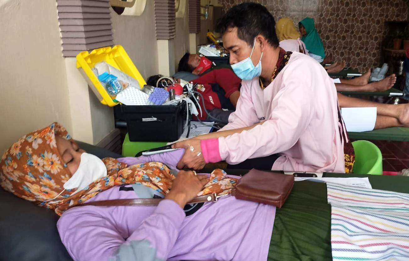 Petugas PMI Banyuwangi sedang menyiapkan proses donor darah pada salah satu pendonor (foto: Muh Hujaini/Ngopibareng.id)