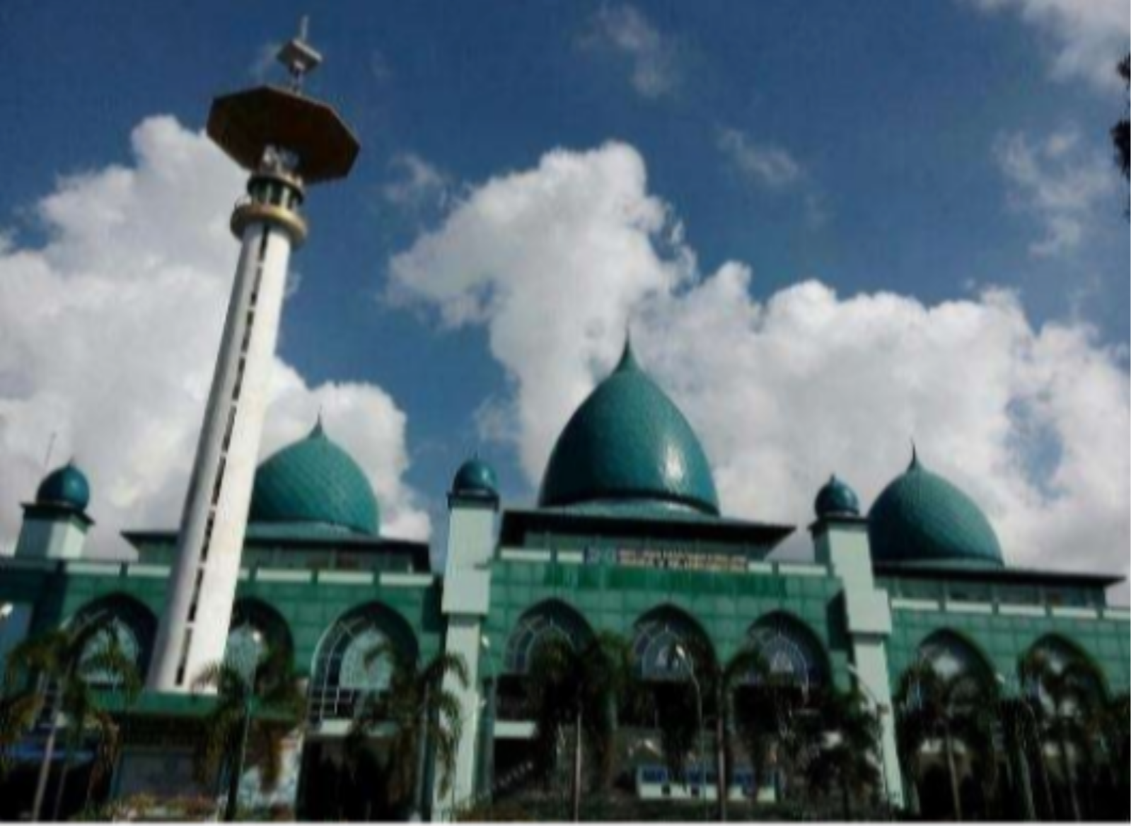 Masjid Agung Banyuwangi di depan Taman Sritanjung. (Foto: Travellers)