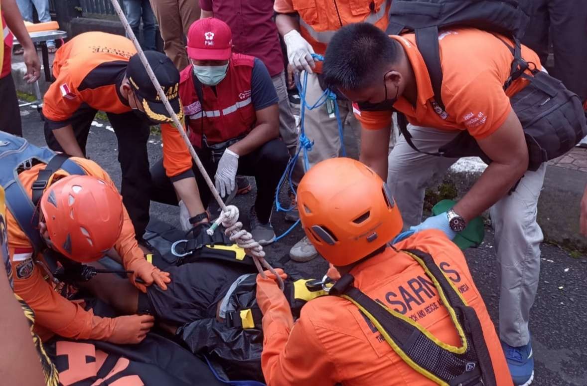 Tim SAR gabungan melakukan evakuasi warga yang ditemukan gantung diri di jembatan (Foto: Basarnas Bali)