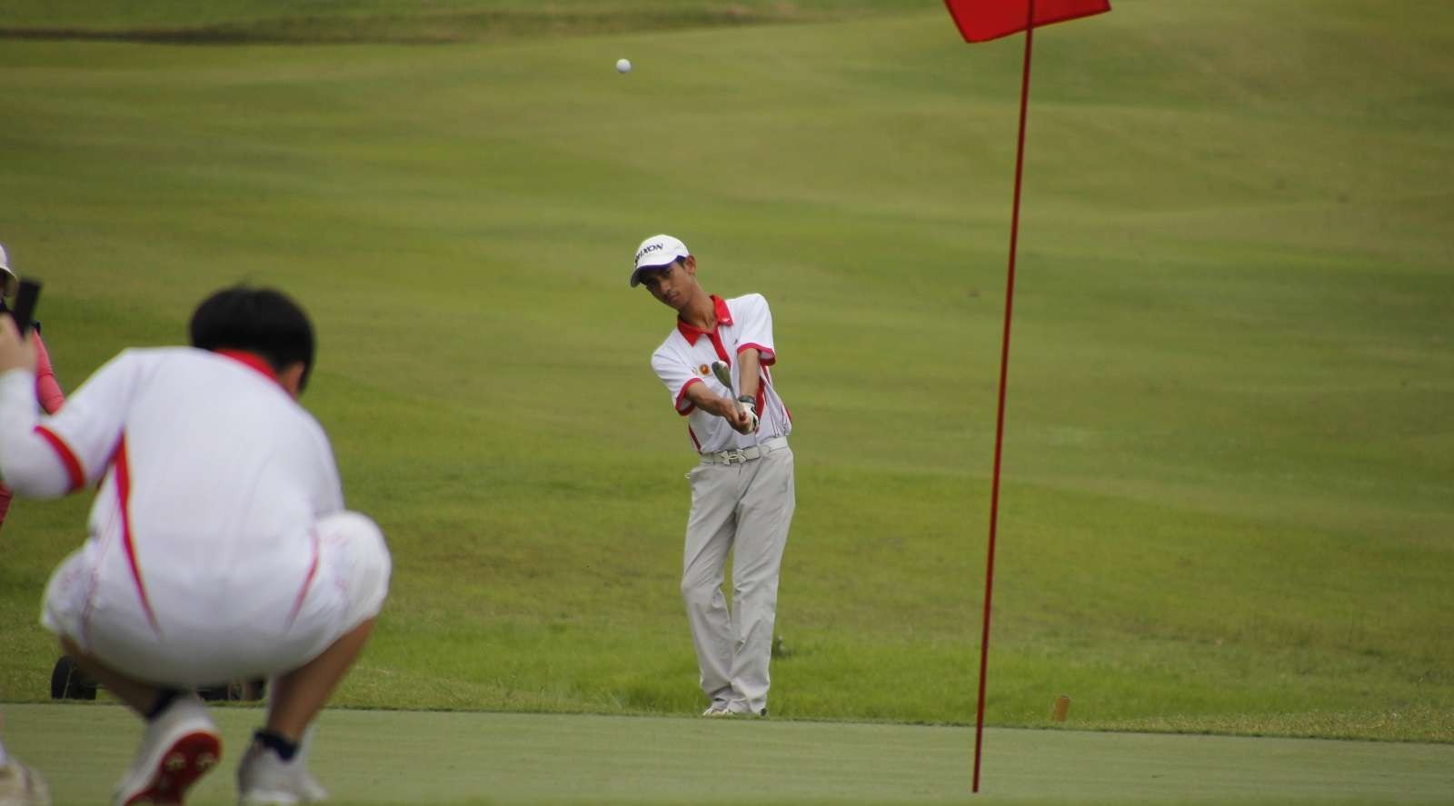 Salah satu peserta saat memukul bola dalam Kejurda Golf Amatir Jatim 2021 di Graha Family, Surabaya, Sabtu 4 Desember 2021. (Foto: Fariz Yarbo/Ngopibareng.id)