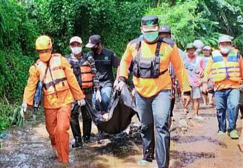 Tim SAR gabungan mengevakuasi jenazah nenek Sudiah dsri sungai tempatnya hanyut (Foto: Istimewa)