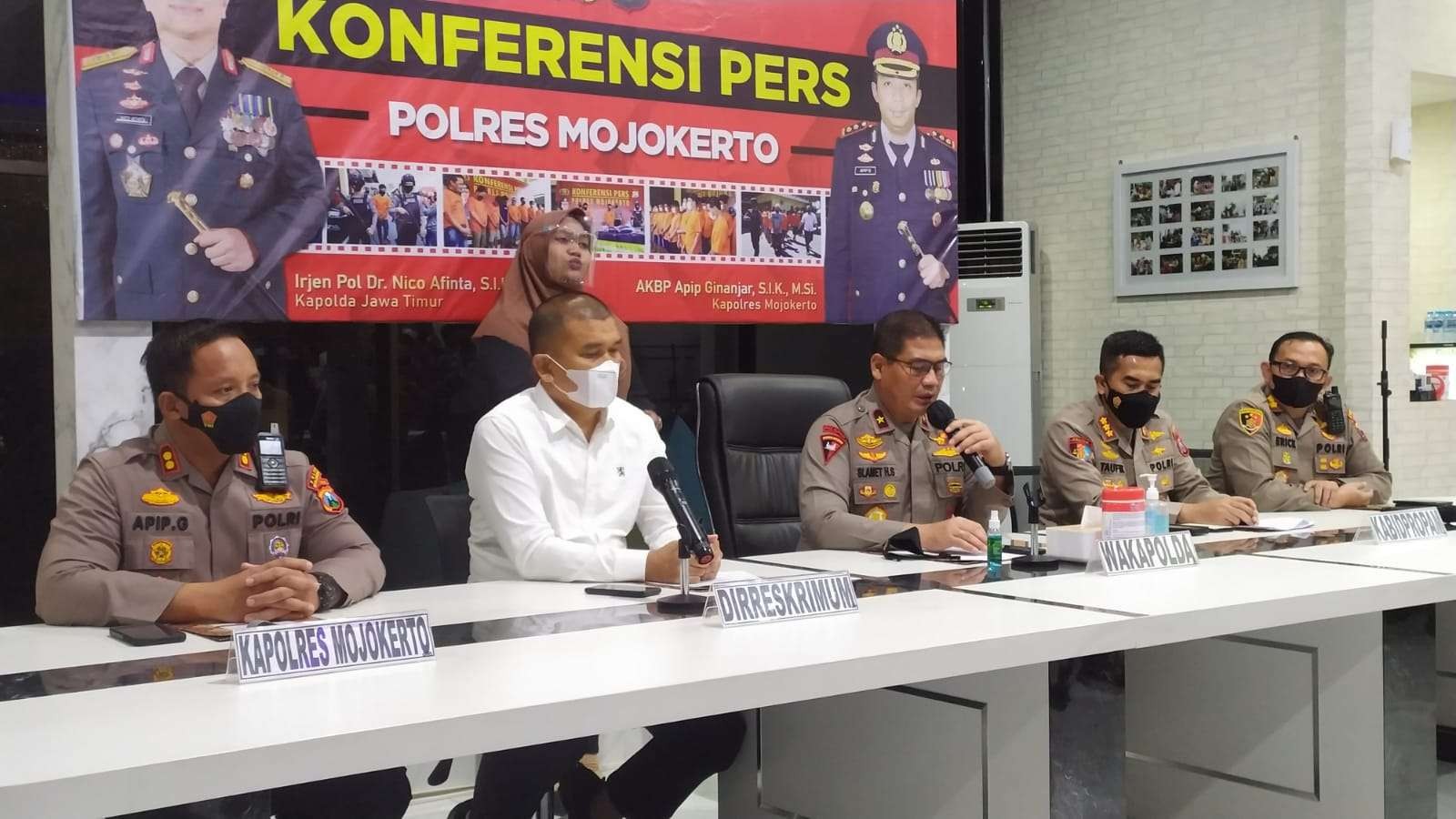 Pers rilis ungkap kasus di balik bunuh diri Novia Widyasari di Polres Mojokerto. (Foto: Deni Lukmantara/Ngopibareng.id)