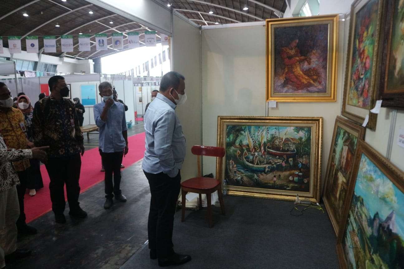 Plh Sekdaprov Jawa Timur, Heru Tjahjono mengunjungi salah satu stan Pasar Seni Lukis Indonesia (PSLI) 2021, digelar di Jatim Expo, Jalan Ahmad Yani 99 Surabaya, 3-12 Desember 2021 telah menjadi tradisi di Surabaya. (Foto-foto: Gentong for Ngopibareng.id)