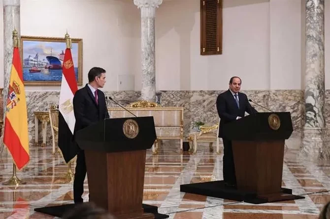 Presiden Mesir Abdel Fattah El-Sisi dan Perdana Menteri Spanyol Pedro Sanchez berpidato di depan pers, Kairo, Mesir, 1 Desember 2021. (Foto: Kep-Mesir)