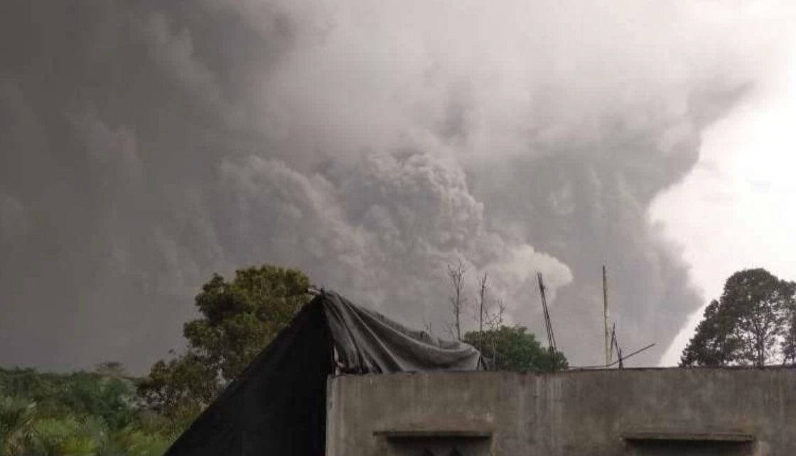 Guguran awan panas dan abu vulkanik dari Gunung Semeru. (Foto: Istimewa)