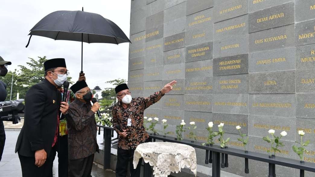 Wapres KH Makruf Amin mencermati nama pahlawan penanganan Covid-19. (Foto: Setpres)