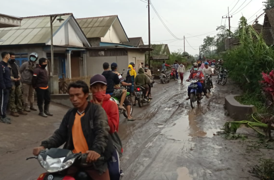 Badan Nasional Penanggulangan Bencana (BNPB) menyebut sedikitnya 13 orang meninggal akibat erupsi Gunung Semeru, pada Sabtu 4 Desember 2021. (Dok BNPB)