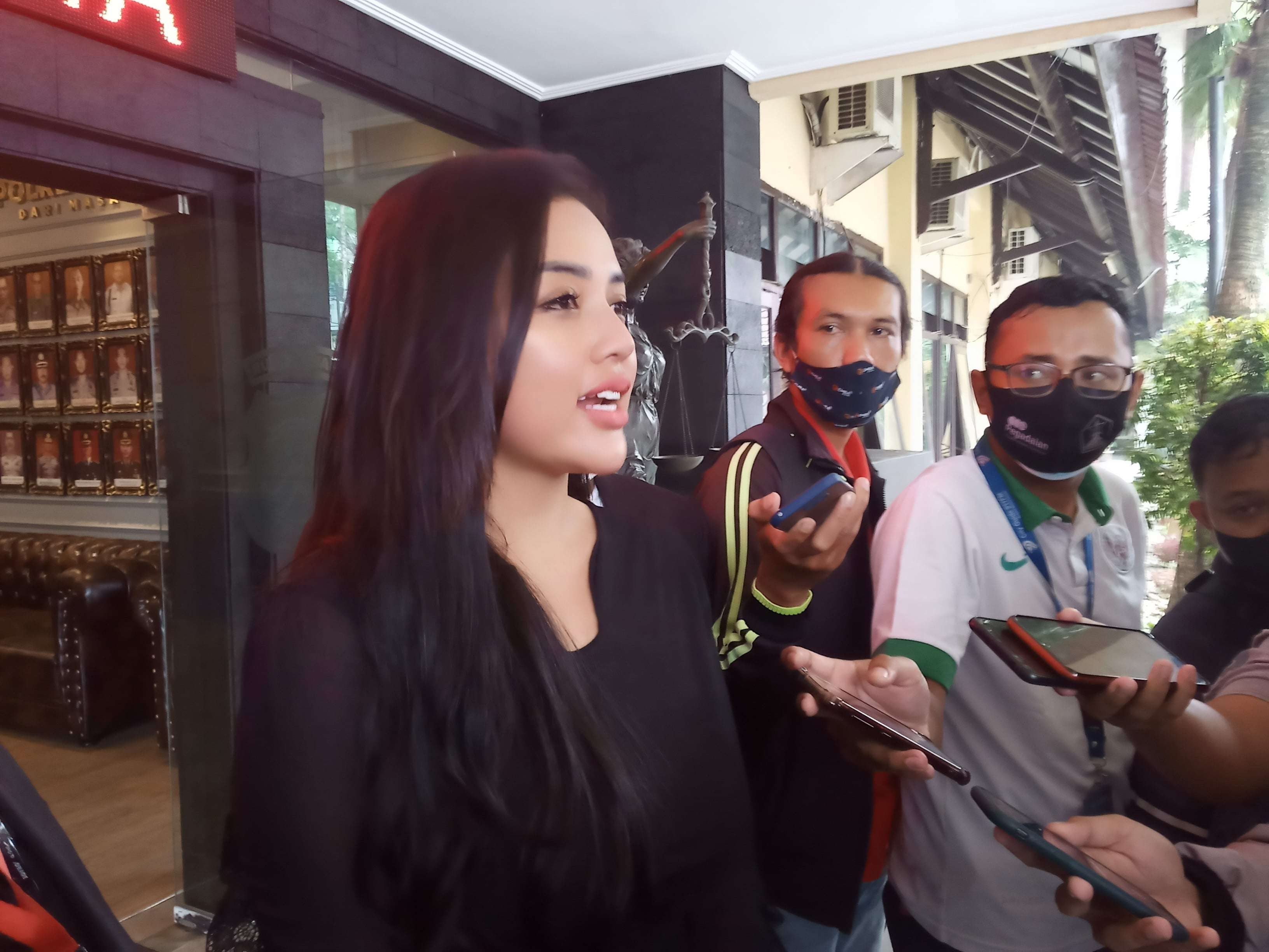 Artis dangdut, Clara Gopa saat berada di Mapolresta Malang Kota (Foto: Lalu Theo/ngopibareng.id)