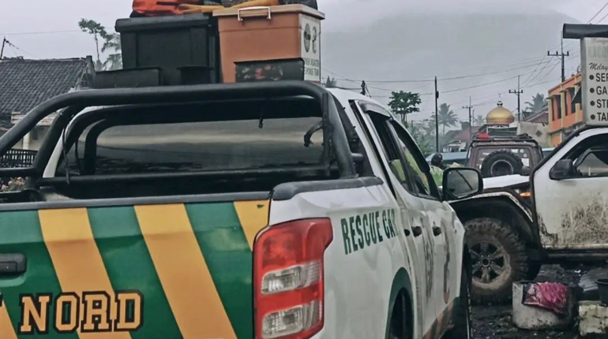 Mobil relawan Bonek dalam membantu korban erupsi Semeru. (Foto: Dok. Instagram Bonek Disaster Response Team)