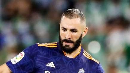 Karim Benzema cedera hamstring saat Real Madrid mengalahkan Real Sociedad. (Foto: Twitter/@realmadrid)