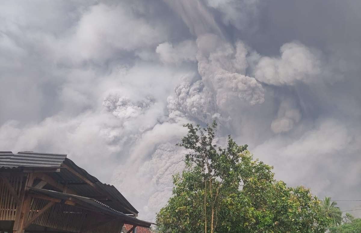 Gunung Semeru  menyemburkan debu vulkanik disertai awan panas. (Foto: Istimewa)