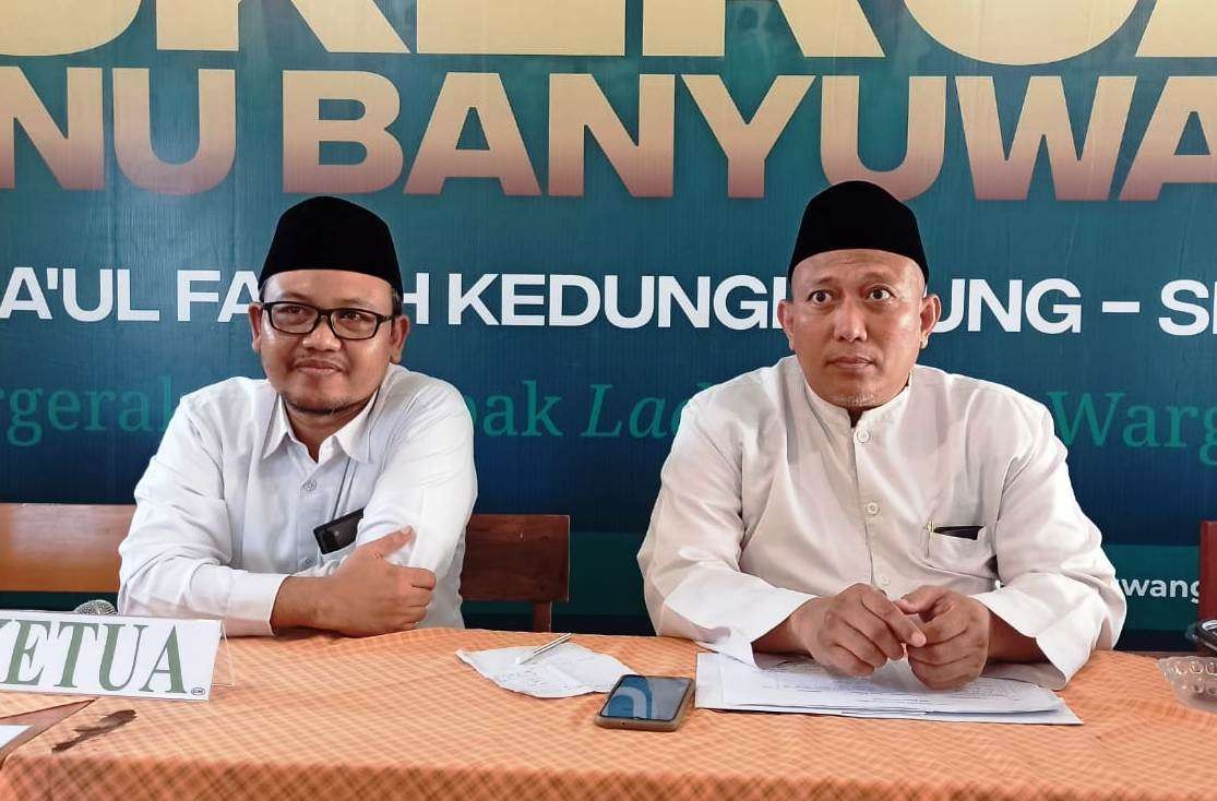 Katib Syuriah PCNU Banyuwangi Kyai Sunandi Zubaidi didampingi Sekretaris PCNU Banyuwangi Saifudin Zuhri menyampaikan Rekomendasi PCNU hasil Muskercab II PCNU Banyuwangi (foto: Muh Hujaini/Ngopibareng.id)