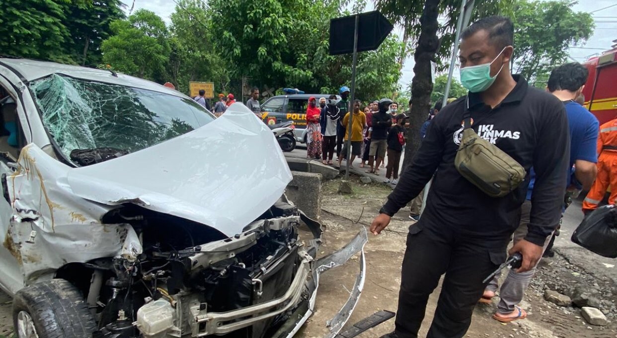 Mobil yang mengalami tabrakan dengan kereta di depan SMK 3 (foto: dok. Command Center Surabaya)