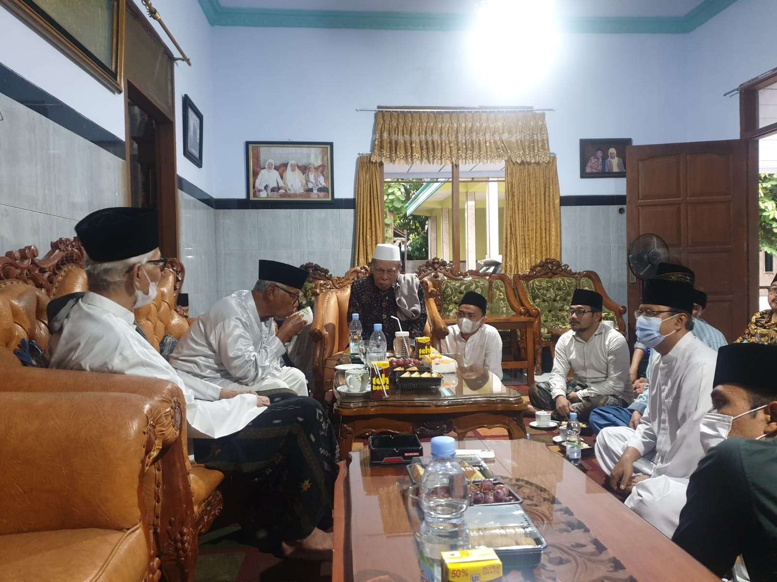 Saifullah Yusuf atau Gus Ipul (kanan kedua pakaian serba putih dan peci hitam) bersama sejumlah kiai muda atau Gus-gus silaturahmi bersama Rais Aam serta sejumlah kiai sepuh di Dalem KH Nurul Huda Djazuli, Ploso, Minggu 5 Desember 2021. (Foto: Istimewa)