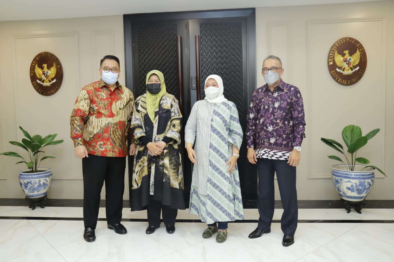 Menteri Ketenagakerjaan, Ida Fauziyah menerima kunjungan Menteri Perusahaan Perladangan dan Komoditi Malaysia, Datuk Zuraida Kamaruddin di Gedung Kemnaker, pada Minggu, 5 Desember 2021. (Foto: dok. Kemnaker)