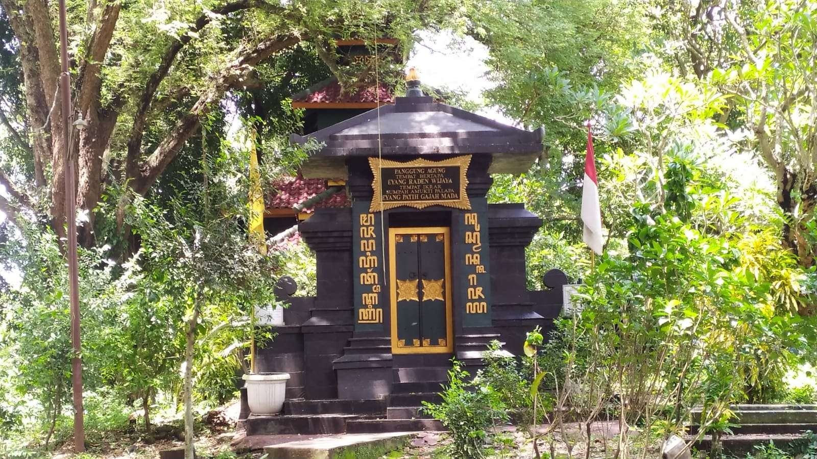 Panggung Agung tempat bertapa eyang Raden Wijaya dibelakang pendopo Agung Kecamatan Trowulan. (Foto: Deni Lukmantara/Ngopibareng.id)