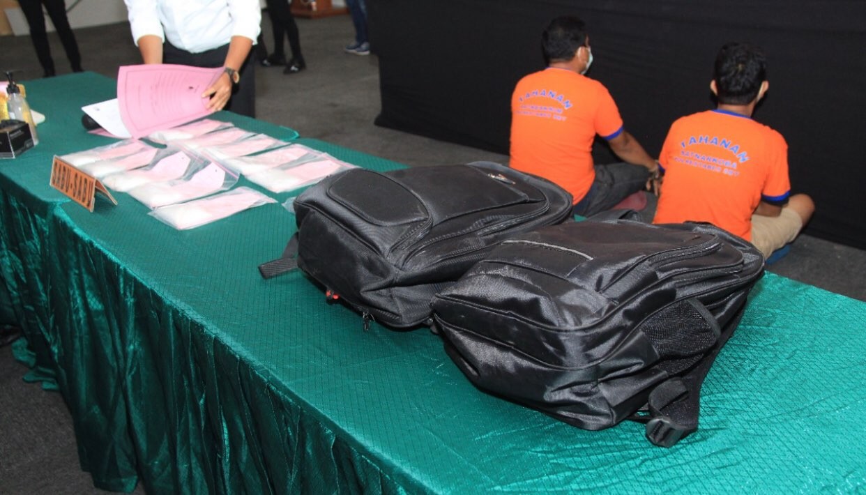 Barang bukti dan tersangka ASN yang kirimkan 1 kg sabu-sabu. (Foto: Dok. Humas Polrestabes Surabaya)