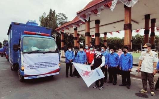 Bupati Situbondo Karna Suswandi saat melepas pengiriman bantuan logistik dan personil gabungan membantu penanganan dampak erupsi Gunung Semeru di Lumajang. (foto:guido/ngopibareng.id)l