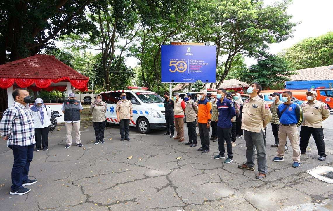 Sekretaris Daerah Banyuwangi, Mujiono memberikan arahan kepada tim relawan Banyuwangi yang akan berangkat ke Lumajang. (Foto: Istimewa)