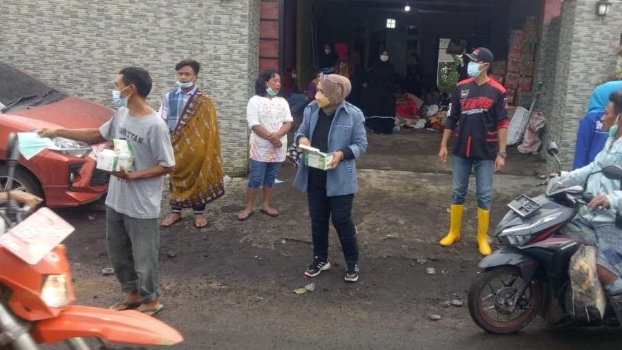 Penyuluh Agama Islam Lumajang Sriwanti Yusuf (jaket biru) di posko penyintas erupsi Semeru, Sabtu 4 Desember 2021. (Foto: Kemenag)