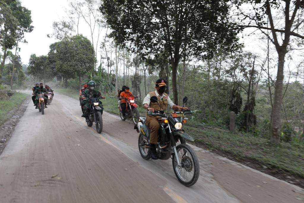 Menunggangi motor trail, Kepala BNPB Letjen TNI Suharyanto meninjau dampak erupsi Semeru. (Foto: Dok BNPB)