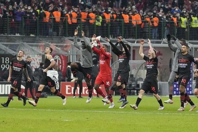 Selebrasi skuad AC Milan yang berada di puncak klasemen Liga Italia sementara. (Foto: Twitter AC Milan)