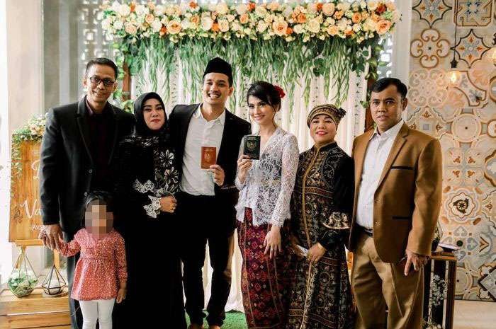 Foto kenangan keluarga Vanessa Angel dan Febri Ardiansyah (Bibi). Saat ini, Faisal (kanan) menggugat besannya, Doddy Sudrajat (kiri), untuk hak asuh cucunya, Gala Sky Ardiansyah. (Foto: Instagram)