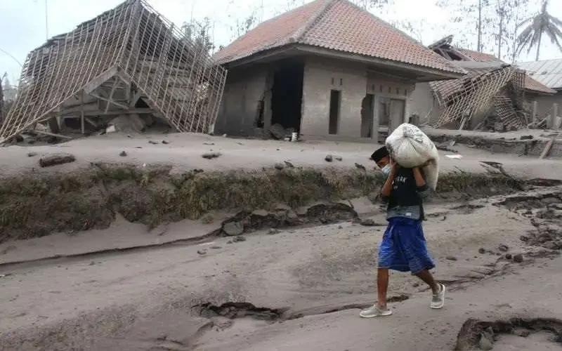 Warga mengevakuasi barang-barang dari guguran awan panas erupsi Semeru. (Foto: Ant)