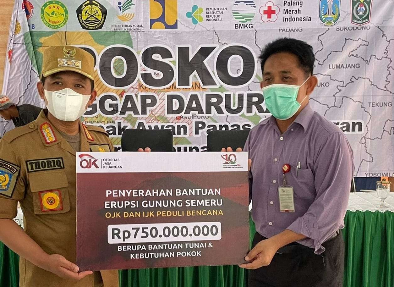 OJK dan IJK saat memberikan bantuan senilai Rp 750 juta secara simbolis kepada korban terdampak bencana erupsi gunung Semeru (Foto: Istimewa)