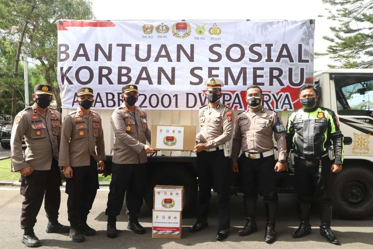 Pemberangkatan bantuan paket sembako untuk korban erupsi gunung Semeru.(Deni Lukmantara/Ngopibareng)