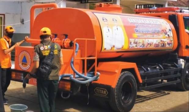 Mobil tangki air bersih BPBD Bondowoso untuk membantu kebutuhan vital warga korban erupsi Gunung Semeru di Lumajang. (Foto: Guido Saphan/Ngopibareng.id)