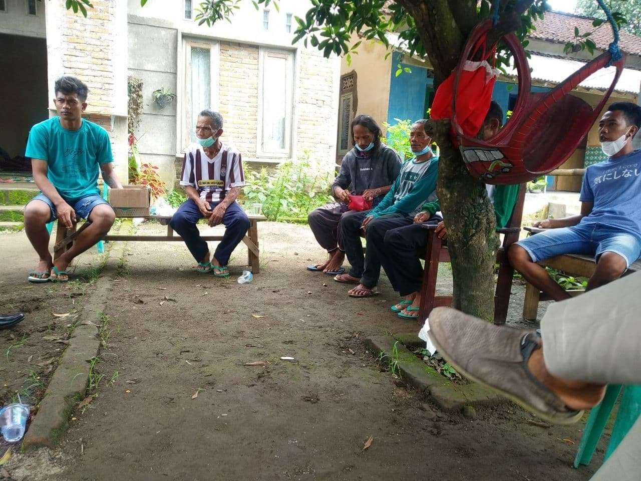 Wagimin, 56 tahun (dua dari kiri), warga Dusun Kajar Kuning, Desa Sumber Wuluh, Kecamatan Candipuro, Lumajang berhasil Selamat dari erupsi Gunung Semeru. (Foto: Choirul Anam/Ngopibareng.id)