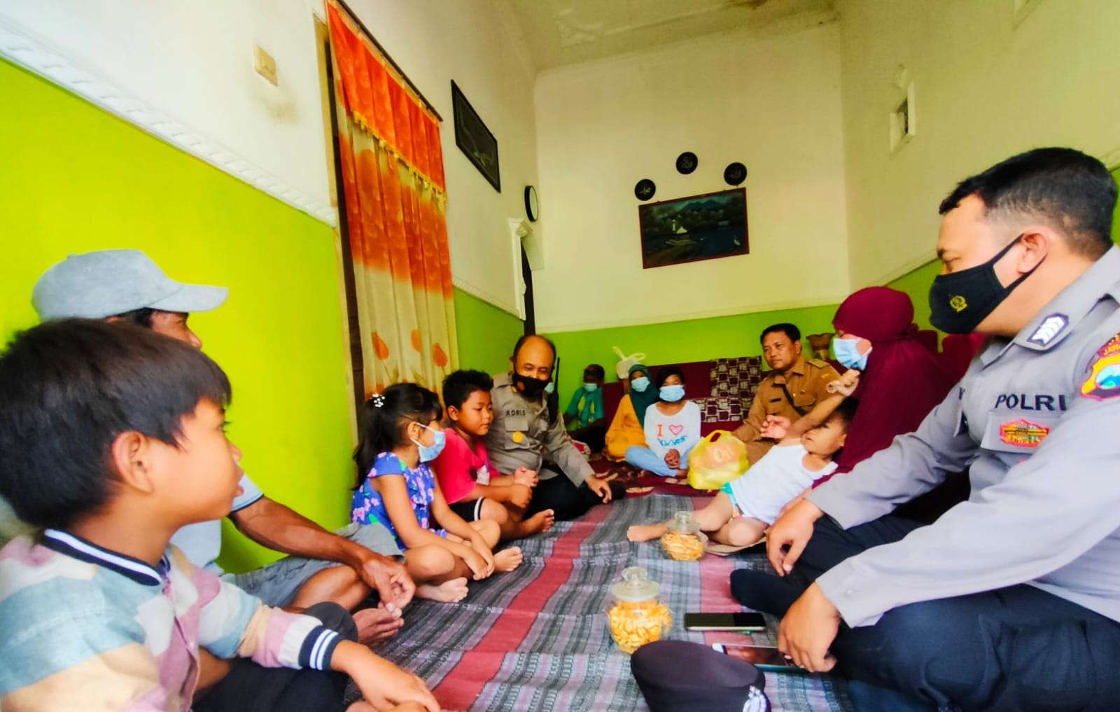 Polisi menghibur putra putri para korban erupsi gunung Semeru yang mengunsi ke Kecamatan Kencong (Foto: Istimewa)