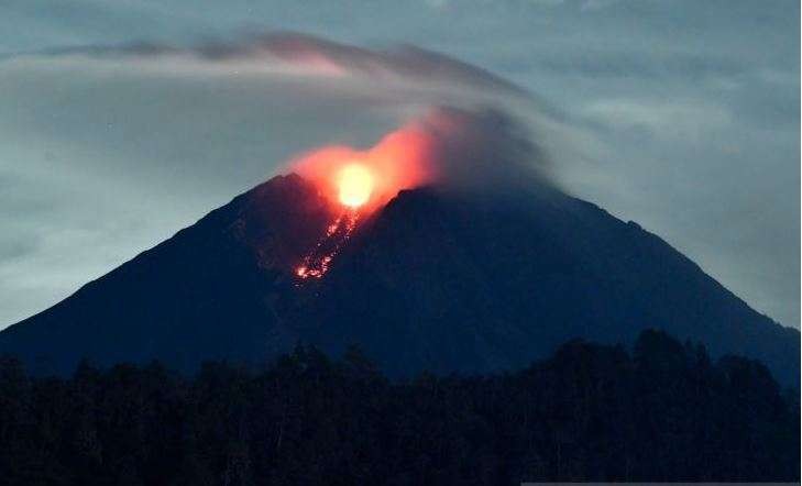 Lava pijar keluar Gunung Semeru saat dipotret dari kawasan Kampung Renteng, Kecamatan Candipuro, Kabupaten Lumajang, Senin 6 Desember 2021. (Foto: Antara/Zabur Karuru)