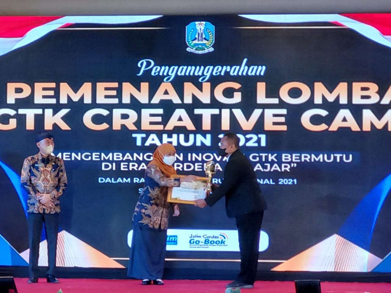 Guru SMAN 1 Gedangan saat mendapatkan penghargaan dari Gubernur Jatim atas karya Biologi berjudul Keajaiban Hewan. (Foto: Istimewa)