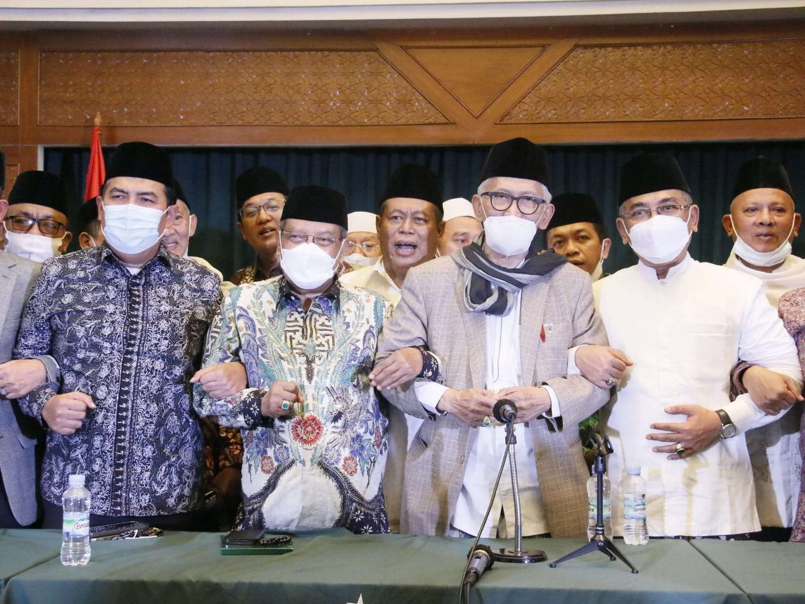 Rais Aam PBNU KH Miftachul Akhyar, Katib Aam PBNU KH Yahya Cholil  Staquf, Ketua Umum PBNU KH Said Aqil Siroj, dan Sekretaris Jenderal  H Ahmad Helmy Faishal Zaini bersama para masyayikh NU di Jakarta. (Foto: Taufiq/Ngopibareng.id)