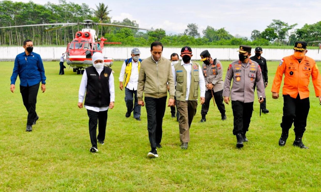 Gubernur Jatim, Khofifah Indar Parawansa saat dampingi Presiden Joko Widodo untuk meninjau lokasi erupsi Gunung Semeru. (Foto: Dok. Humas Pemprov Jatim)