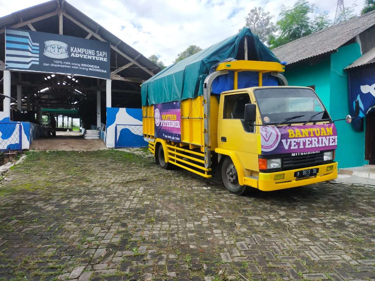 Perhimpunan Dokter Hewan Indonesia (PDHI) Jawa Timur mengirimkan pakan dan obat-obatan untuk ternak ke Lumajang. (Foto: PDHI Jatim)