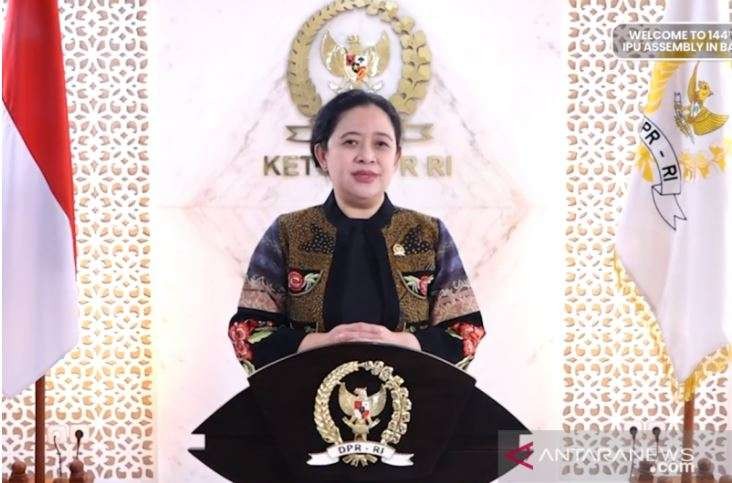 Ketua DPR RI Puan Maharani mengatakan institusinya memutuskan menunda seluruh rencana perjalanan dinas ke luar negeri bagi anggota DPR RI, sebagai upaya mencegah varian baru COVID-19 yaitu Omicron masuk ke Indonesia. (Foto: Antara/Tri Meilani Ameliya)