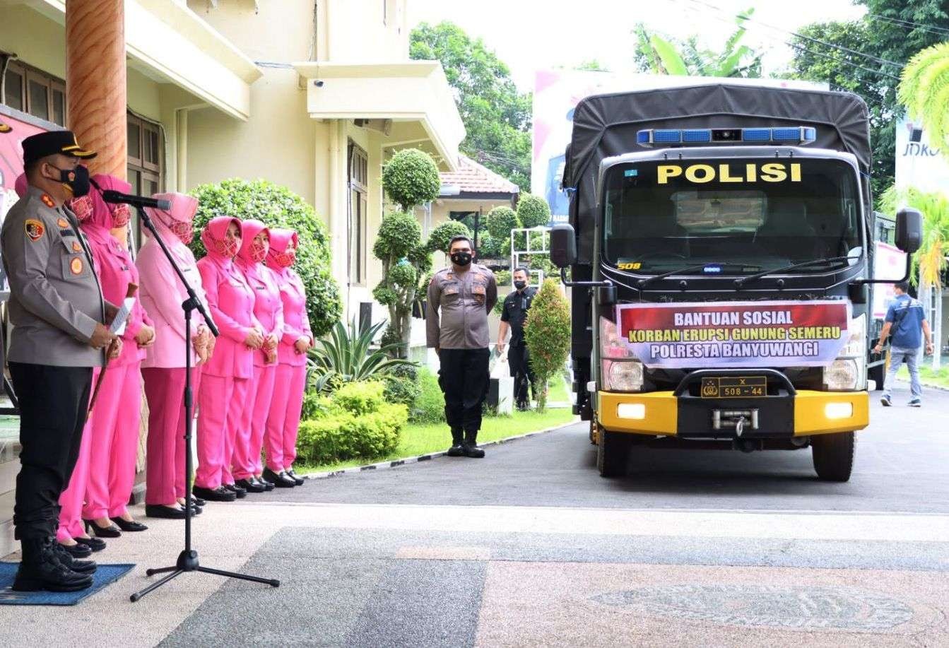 Kapolresta Banyuwangi AKBP Nasrun Pasaribu melepas truk yang membawa bantuan sembako untuk korban erupsi Gunung Semeru di Lumajang. (Foto: Istimewa)