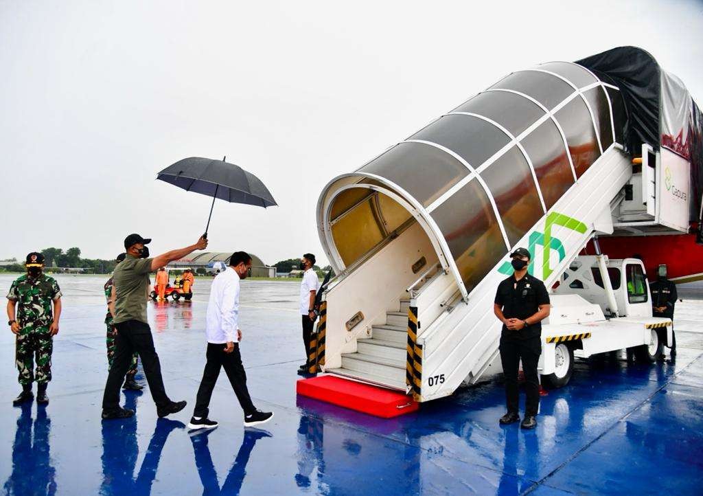 Presiden memasuki pesawat Kepresidenan (Foto: Setpres)