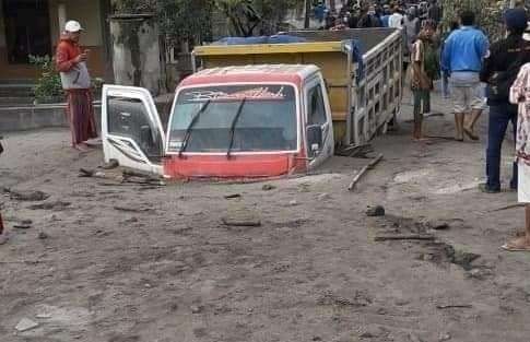 Sebuah truk terencam material erupsi gunung Semeru. (Foto: Istimewa)