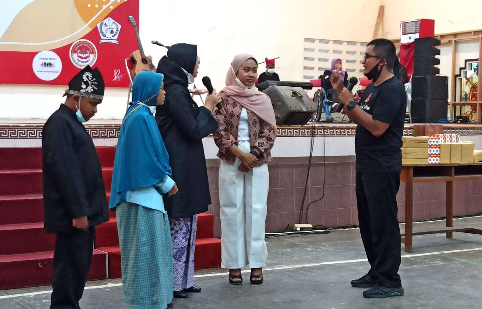 Bupati Banyuwangi mendengarkan curhatan Penyandang disabilitas dengan bantuan penerjamah menggunakan bahasa isyarat (foto:Muh Hujaini/Ngopibareng.id)