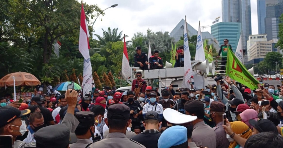 Buruh Jatim yang gelar aksi di Gedung Negara Grahadi, Rabu, 8 Desember 2021 (Foto: Andhi Dwi/Ngopibareng.id)