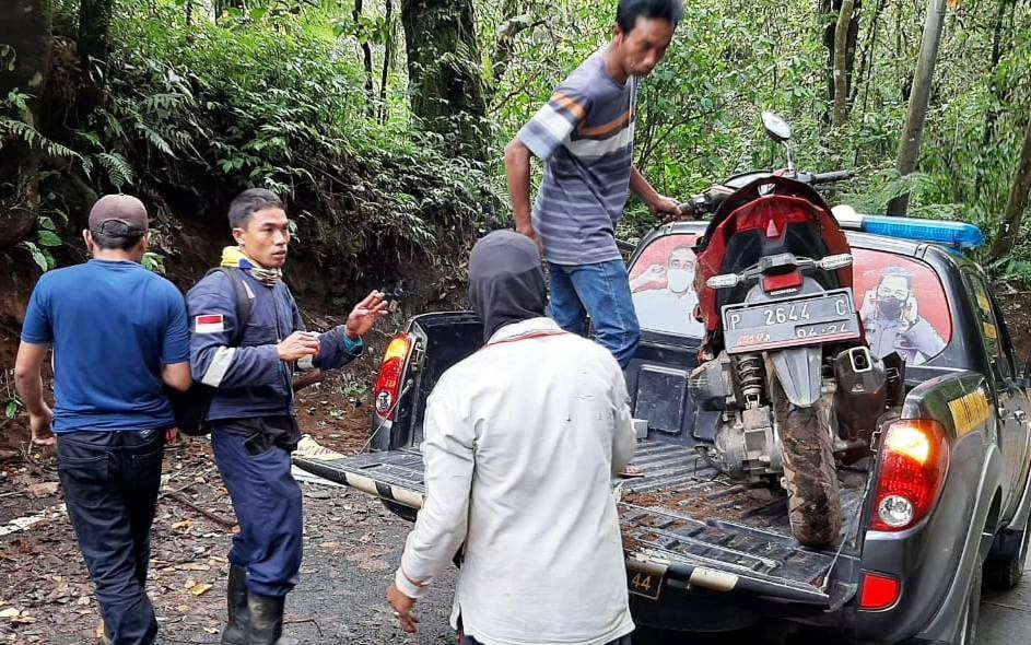 Petugas Kepolisian mengamankan sepeda motor yang dikendarai Karsono (foto: istimewa)