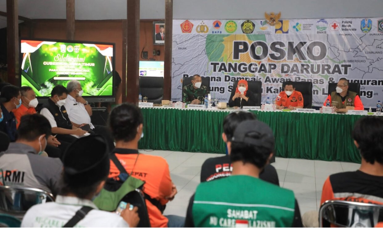 Gubernur Jatim, Khofifah Indar Parawansa saat memberikan intruksi kepada para relawan dan petugas di Gunung Semeru (Foto: dok. Humas Pemprov Jatim)