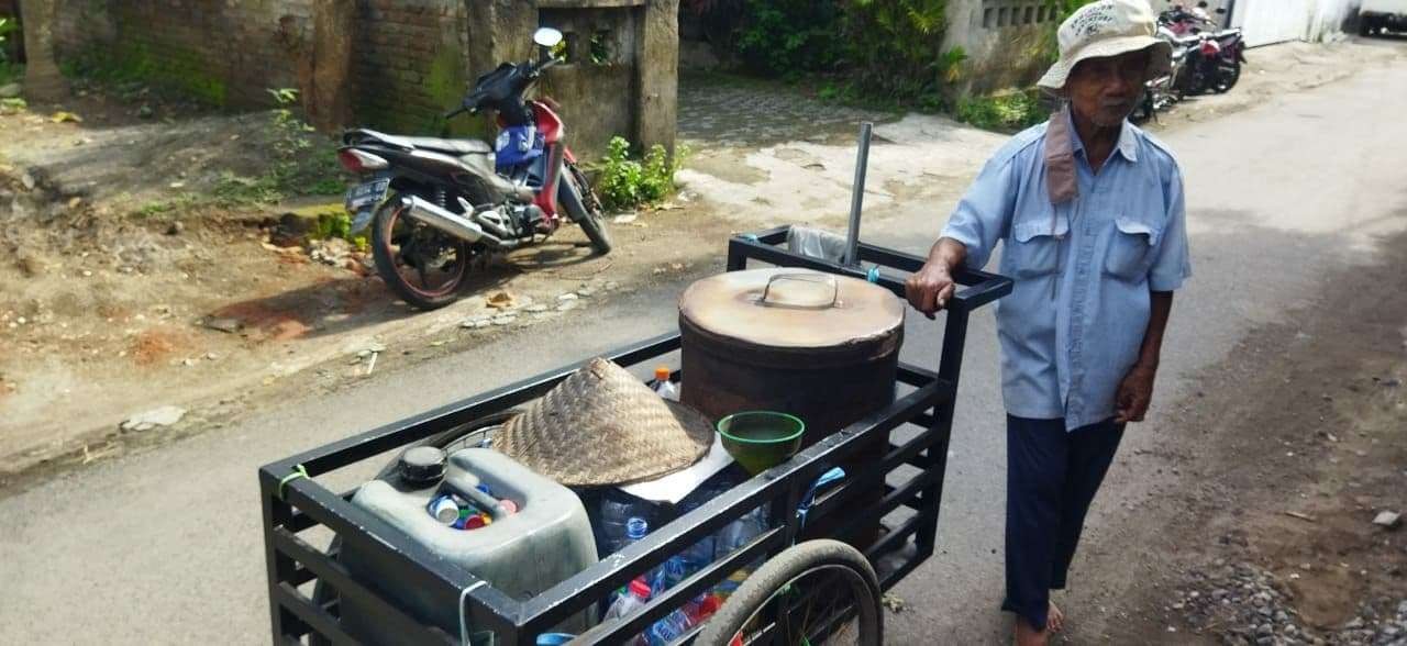 Mbah Kasimen, 80 tahun, setia jualan minyak tanah selama 41 tahun terakhir di Kediri. (Foto: Fendy Plesmana/Ngopibareng.id)